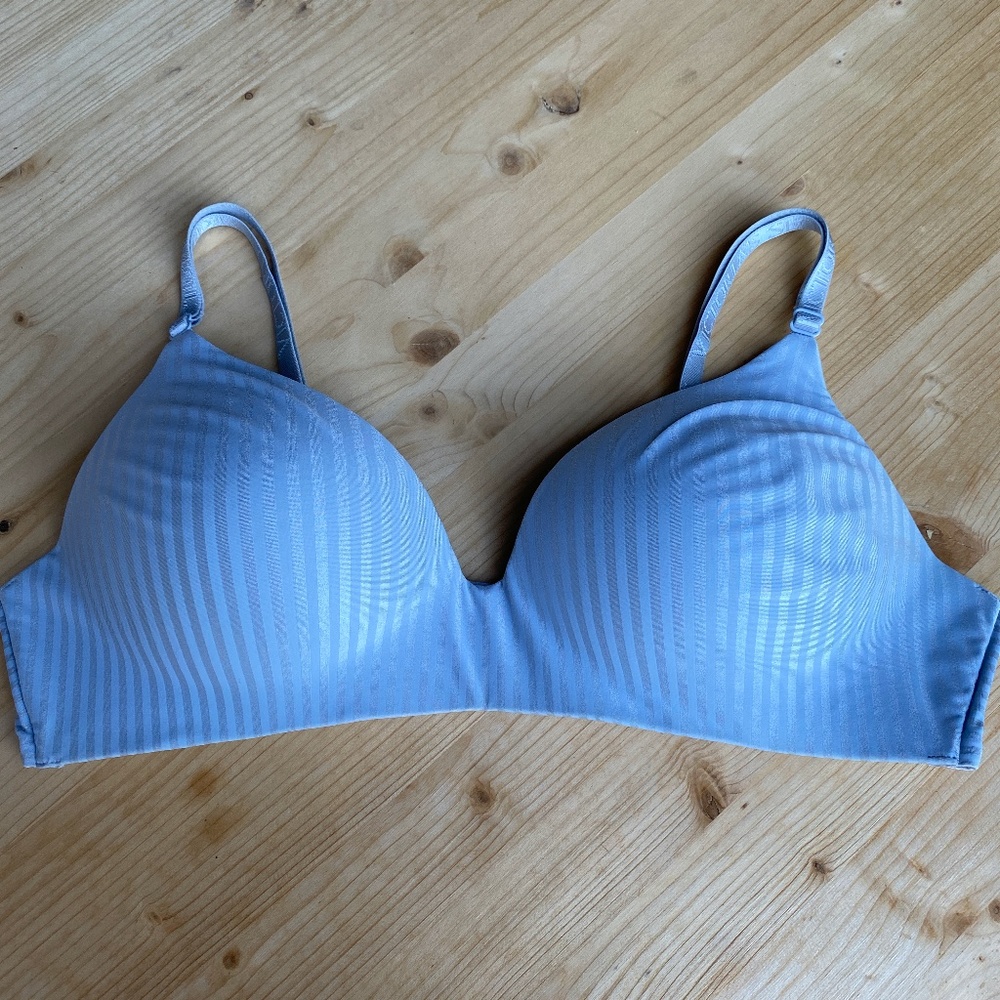 Victoria’s Secret T-Shirt Lightly Lined Wireless Bra Size 32D